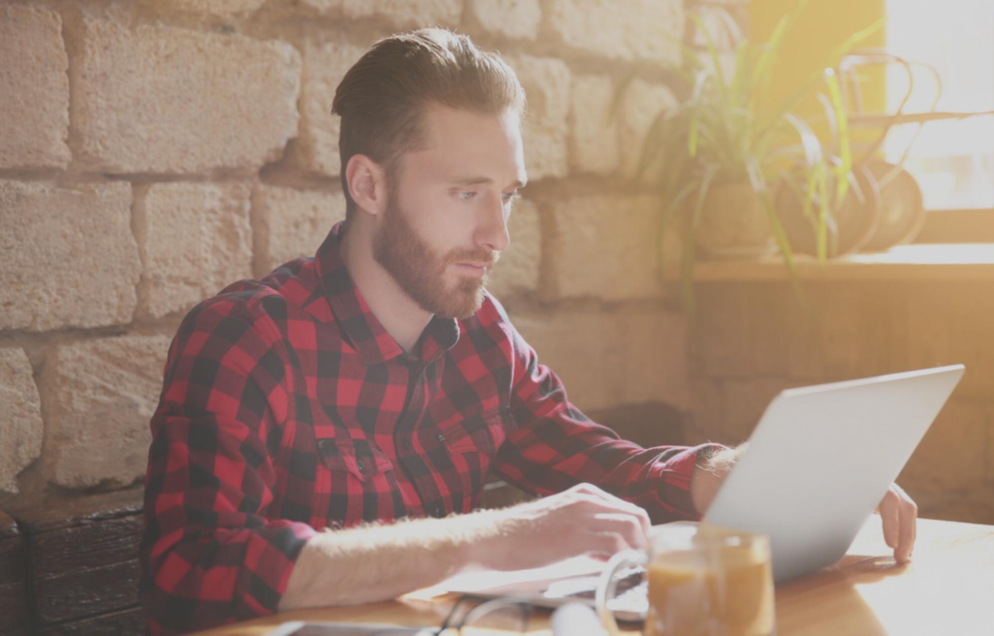 Umfangreiche Investmentdokumentation und Recherchematerialien