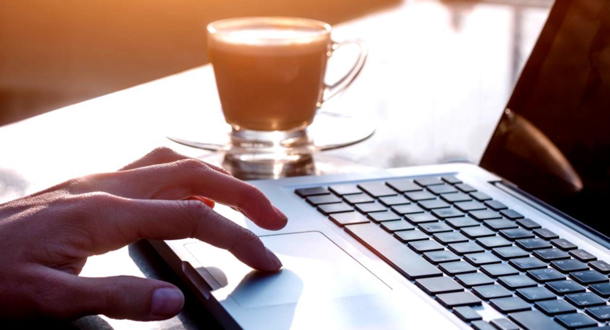 Detaillierte Finanzanalyse mit Diagrammen und Berechnungen